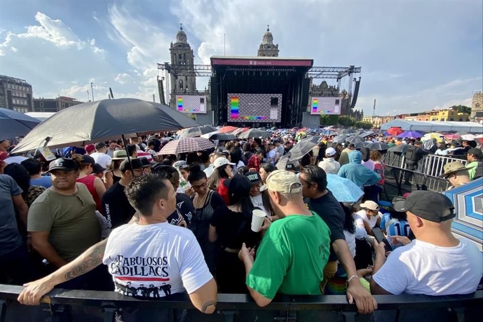 Desde tempranas horas, fanáticos llegaron a la Plancha del Zócalo para ver a Los Fabulosos Cadillacs.