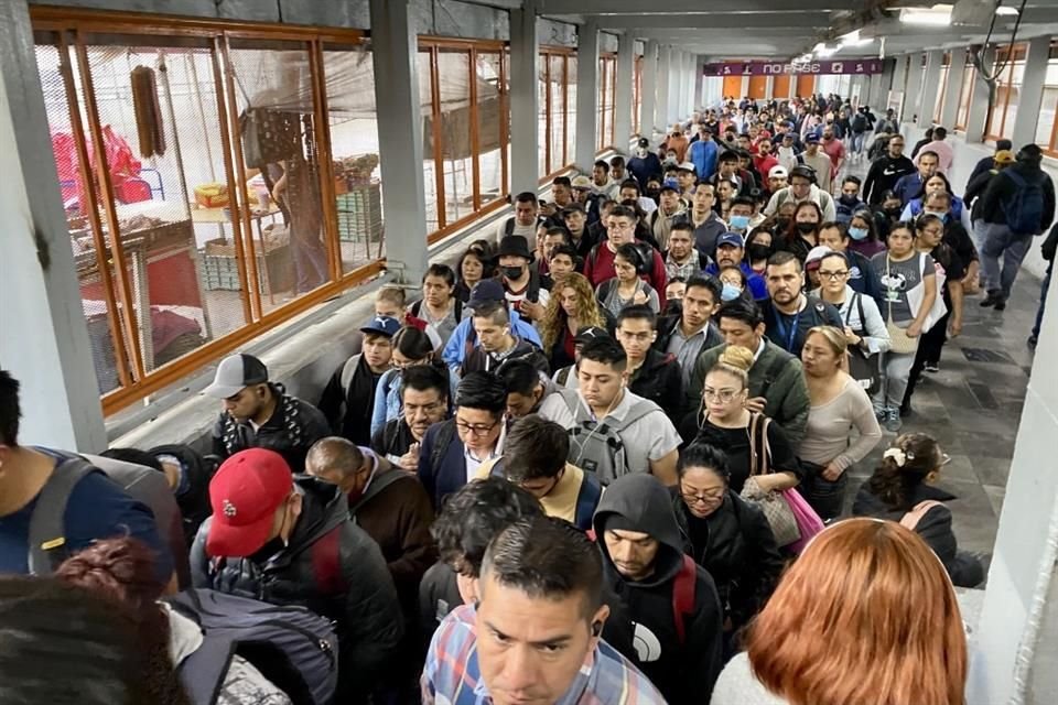 Un paso peatonal obstruye el ingreso de usuarios en la estación Pantitlán de las líneas 9 y A del Metro.