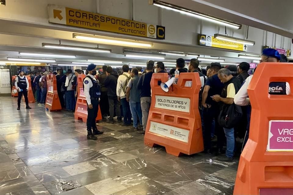 Las puertas tienen el objetivo de evitar saturaciones, pero retrasan el acceso de usuarios a los andenes.