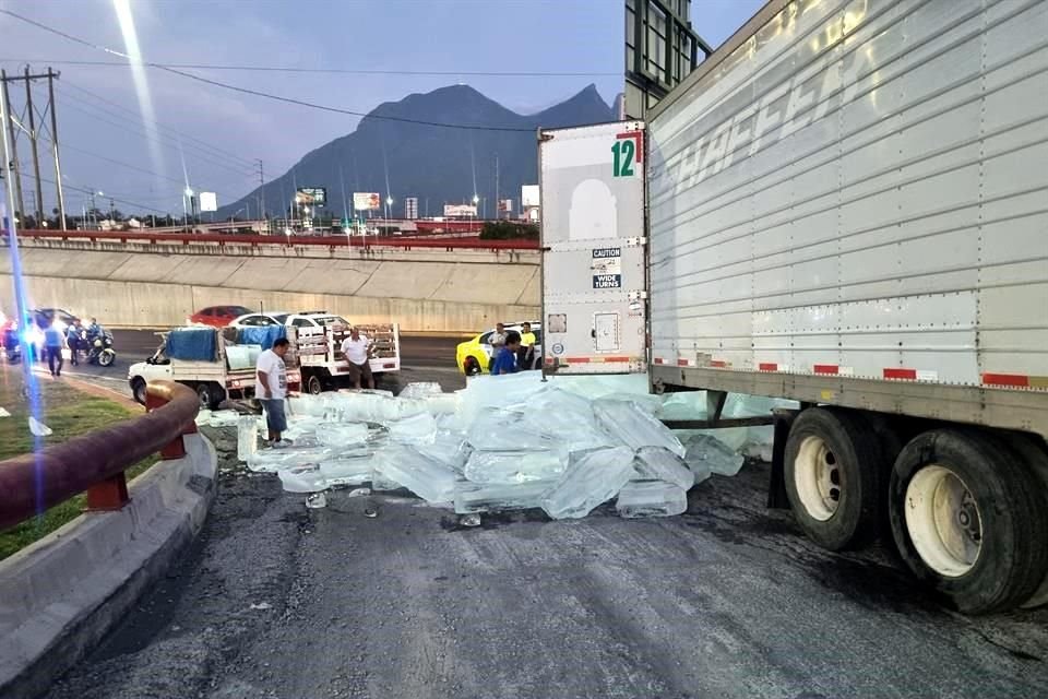 El derrame del hielo mantuvo el cierre de esa incorporación, desde la Avenida Constitución por más de 2 horas por agentes de Tránsito Municipal.