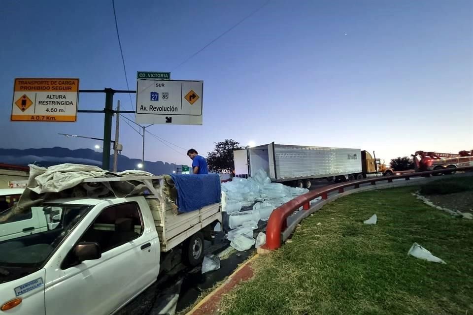 El derrame del hielo mantuvo el cierre de esa incorporación, desde la Avenida Constitución por más de 2 horas por agentes de Tránsito Municipal.