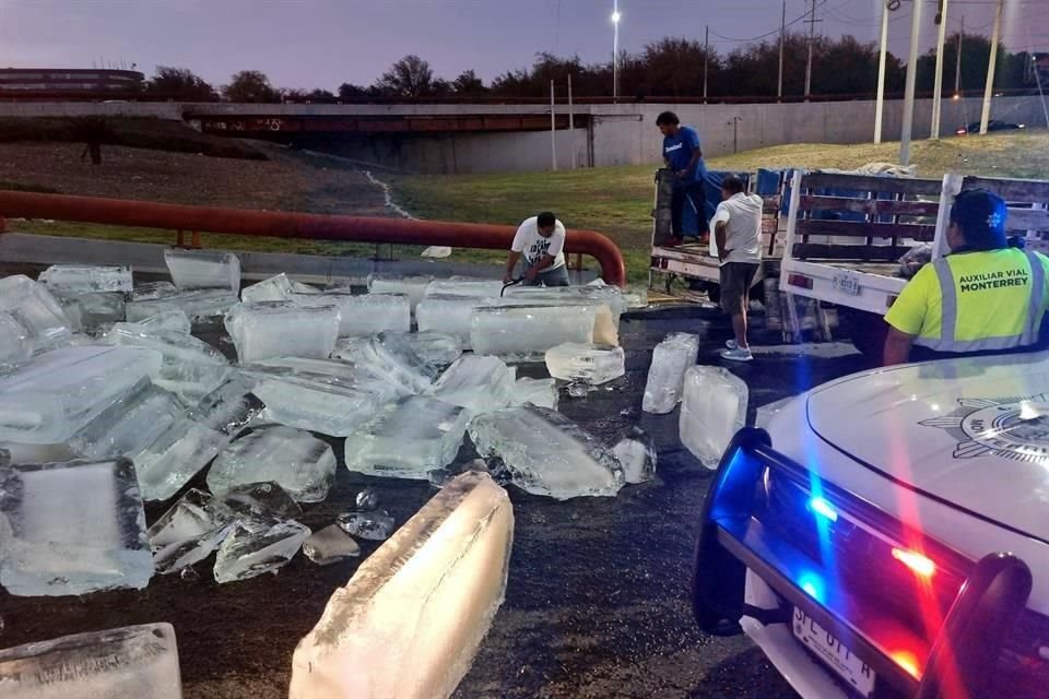 El derrame del hielo mantuvo el cierre de esa incorporación, desde la Avenida Constitución por más de 2 horas por agentes de Tránsito Municipal.