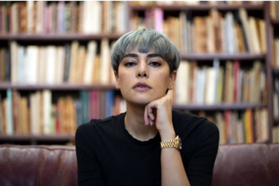 Nacida en la Ciudad en 1988, Leal es autora de las novelas El club de los abandonados.