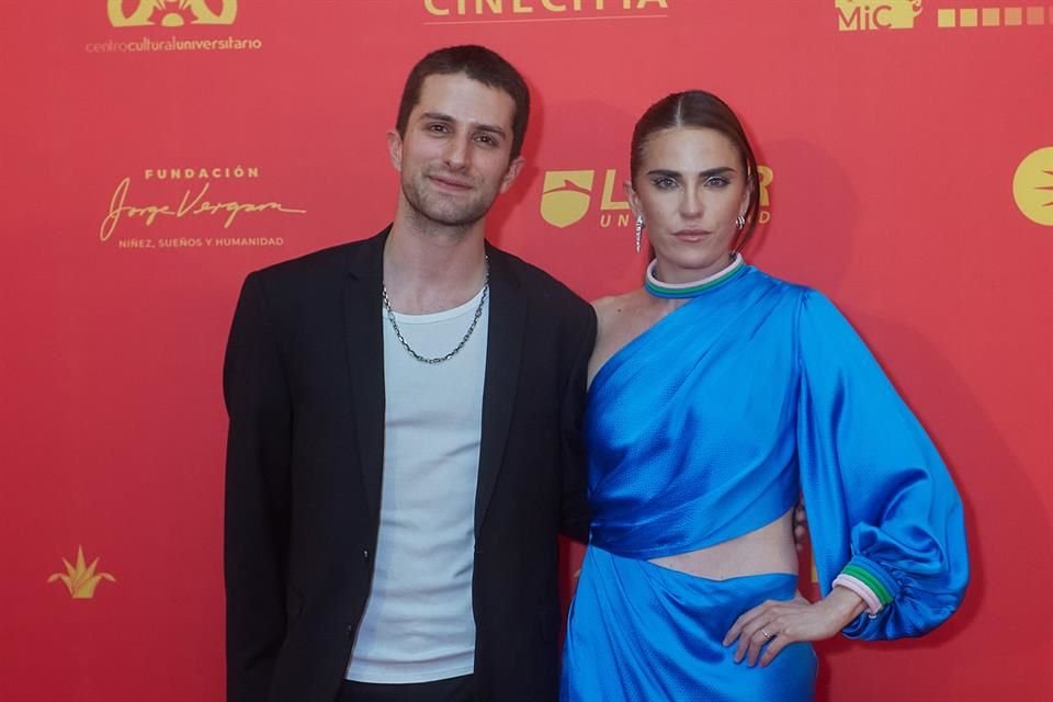 Karla Souza y Darío Yazbek Bernal posaron juntos en la alfombra roja.