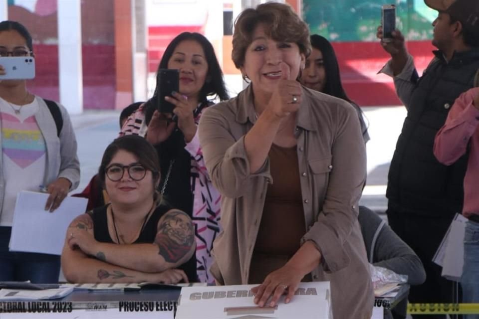 La candidata de Morena acudió a votar en Texcoco.