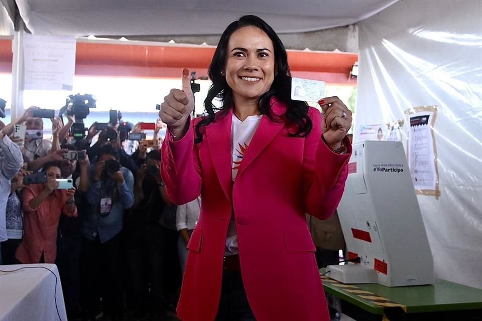 Alejandra del Moral emite su voto en Cuatitlán Izcalli.