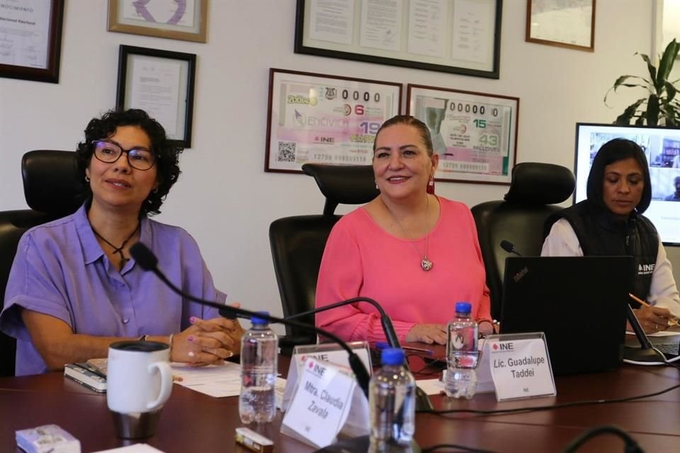 Al centro, Guadalupe Taddei, presidenta del INE.