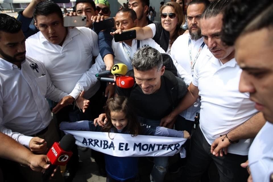 El nuevo entrenador albiazul posó con una pequeña aficionada.
