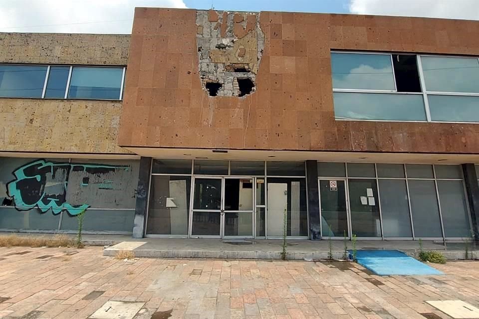 Hasta el escudo de bronce del Seguro Social que estaba en la fachada de la clínica, desapareció, pese a que las instalaciones están cerradas con cadenas y candados