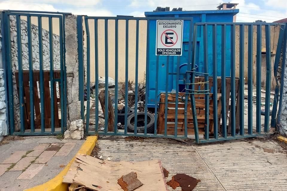 Llantas y basura se acumulan alrededor de la Clínica 15, ubicada en la Colonia Moderna.