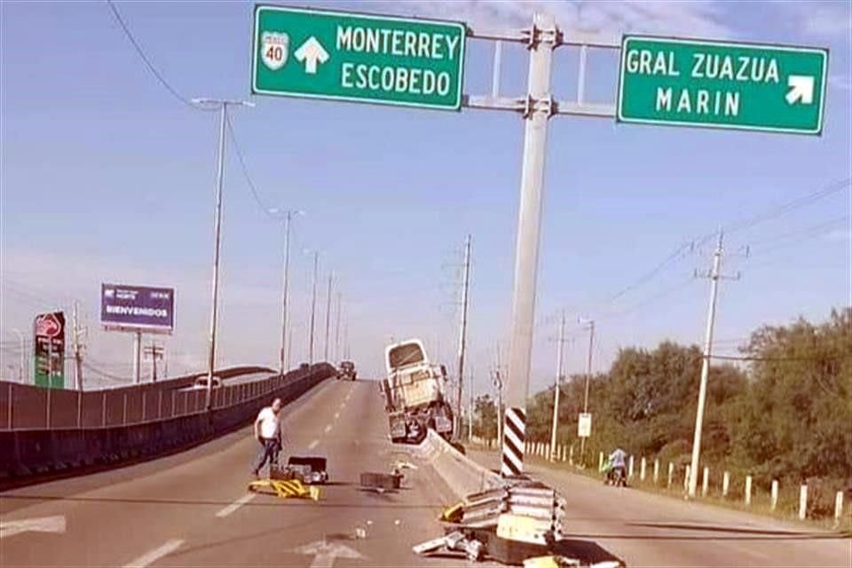 Un tráiler que se desplazaba a exceso de velocidad choca y queda trepado sobre el muro de un paso a desnivel en la Carretera a Laredo.