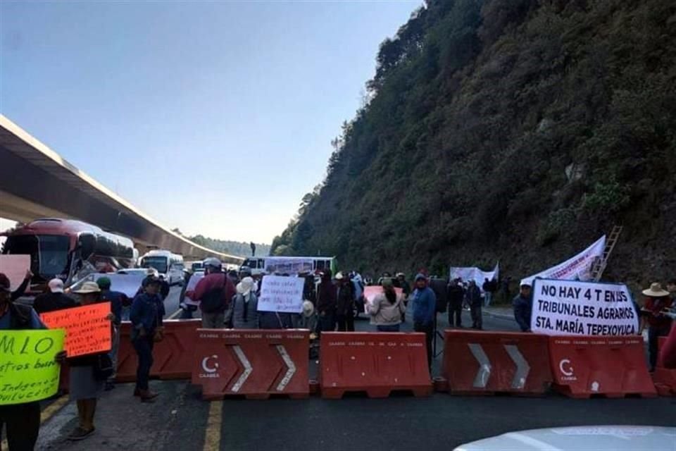 Desde hace algunas horas se mantiene bloqueada la autopista México-Toluca, a la altura de la zona conocida como La Venta, en Cuajimalpa.