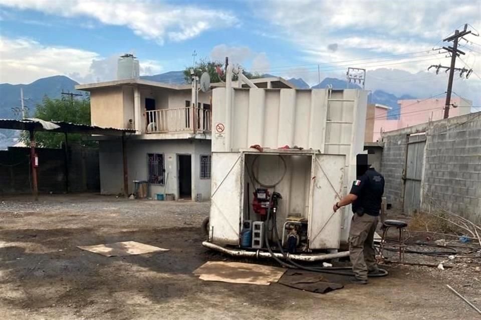 El combustible presuntamente robado fue localizado en un terreno, en Santa Catarina.