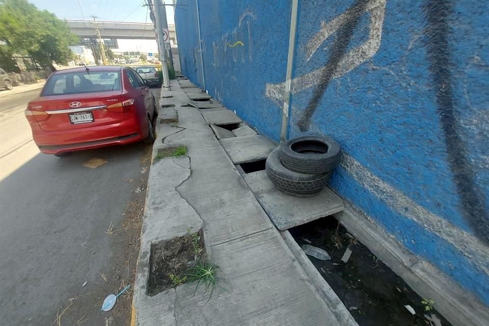 En la zona se acumulan desechos, como llantas viejas, que limitan el paso de los peatones.