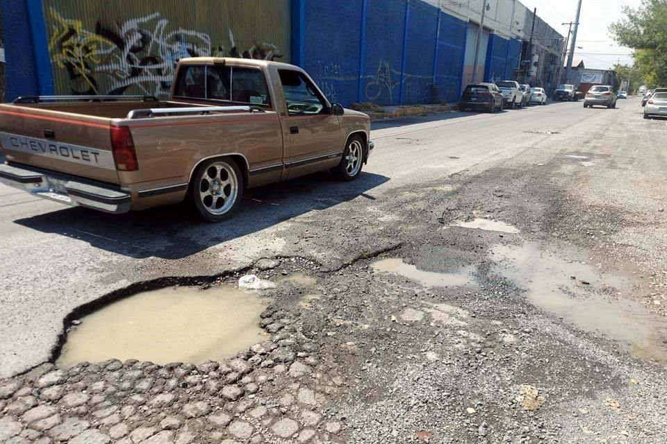 Otro tramo de la misma avenida tiene baches en las calles y pozos en las banquetas.