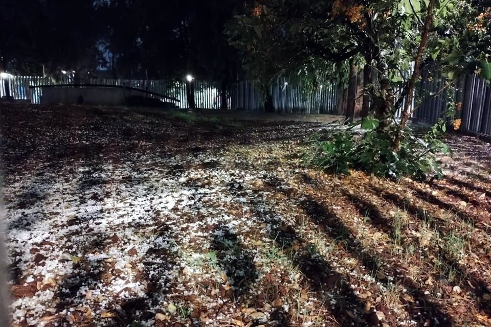 Zonas como el Jardín de Artes Gráficas quedó repleto de granizo.