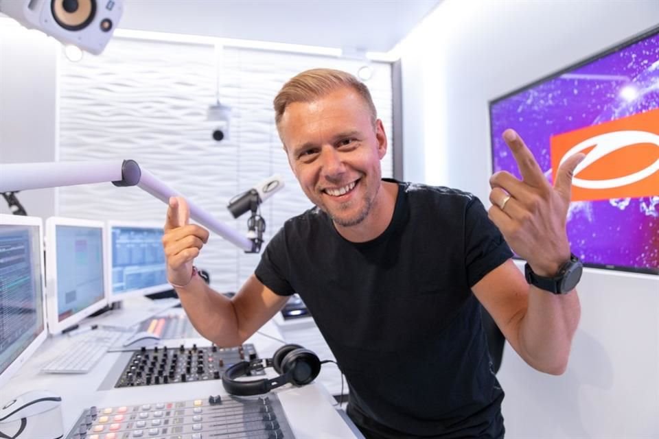 El DJ y productor Armin Van Buuren disfruta del impacto de su podcast y serie 'Feel Again' en los fans.