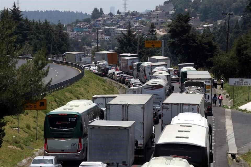 Pese a la desesperación de los conductores afectados los comuneros mantuvieron el bloqueo.