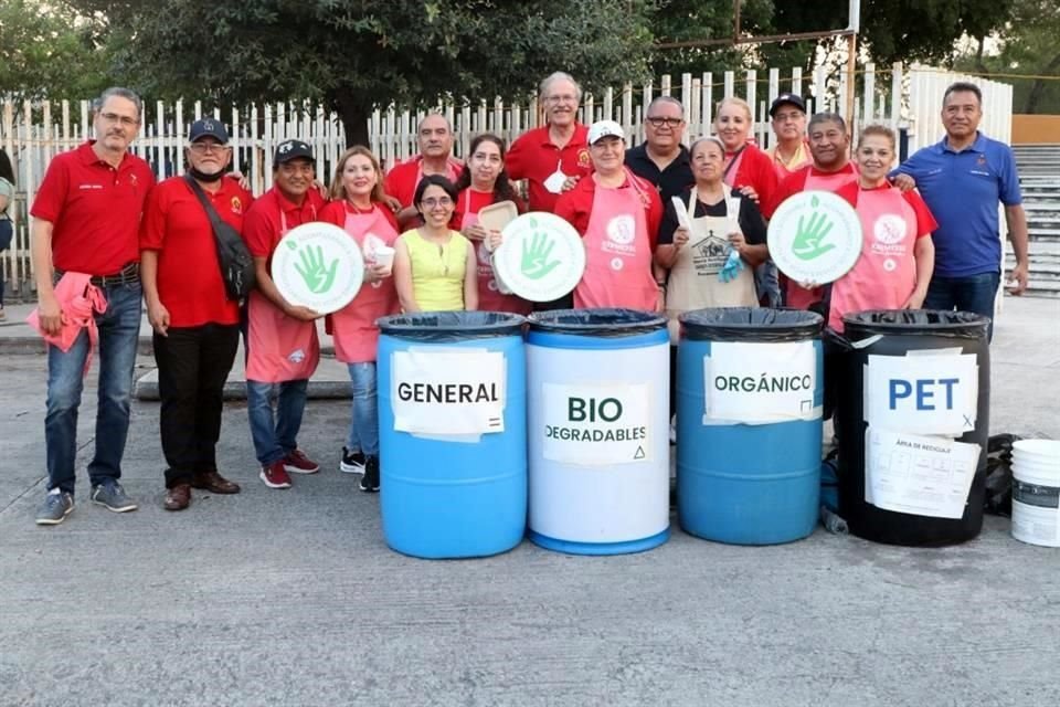 Grupo Pastoral Verde encargado de recolectar y separar la basura orgánica de la inorgánica en el evento en beneficio de acción anti cancer, y la Comunidad composta