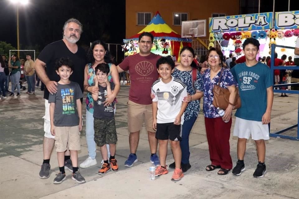 Eduardo Hernández, Cecilia de Hernández, Lucio Hernández, Bruno Hernández, Pedro Ríos, Vero de Ríos, Santiago Ríos, Maricela de Ríos y Emilio Ríos