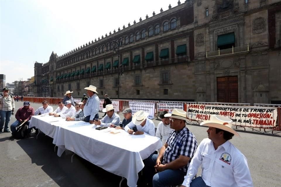 Los productores dieron un mensaje frente a Palacio Nacional.