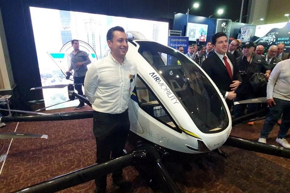 Samuel García y Luis Donaldo Colosio realizan un recorrido por la expo de electromovilidad del Foro America's Mobility Of The Future.