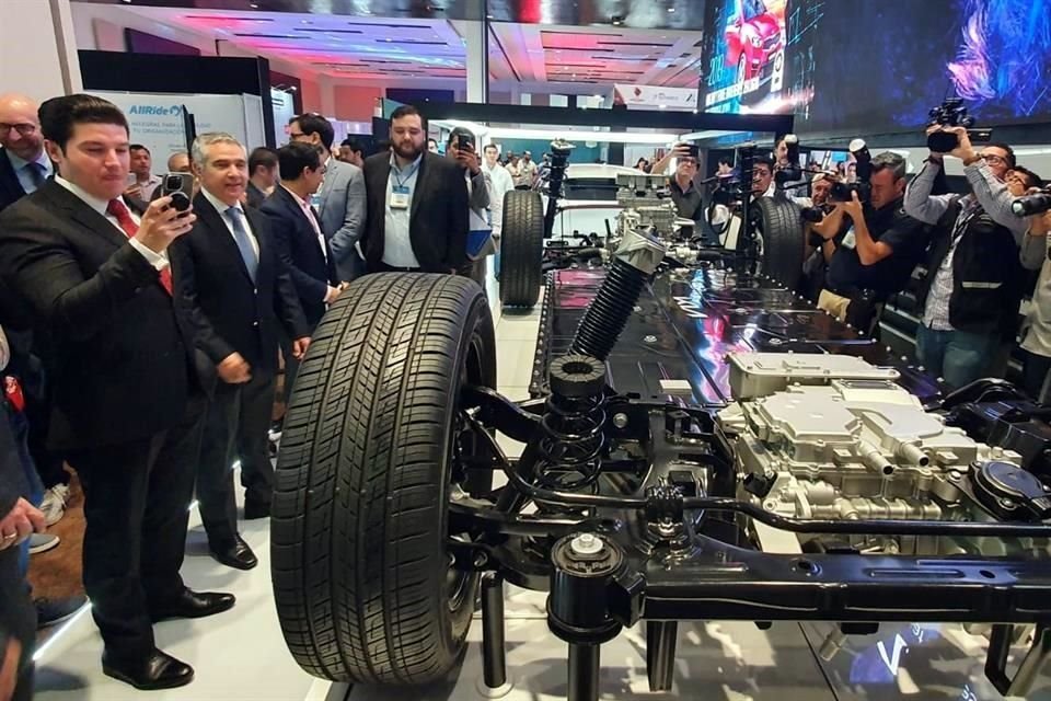 Samuel García y Luis Donaldo Colosio realizan un recorrido por la expo de electromovilidad del Foro America's Mobility Of The Future.