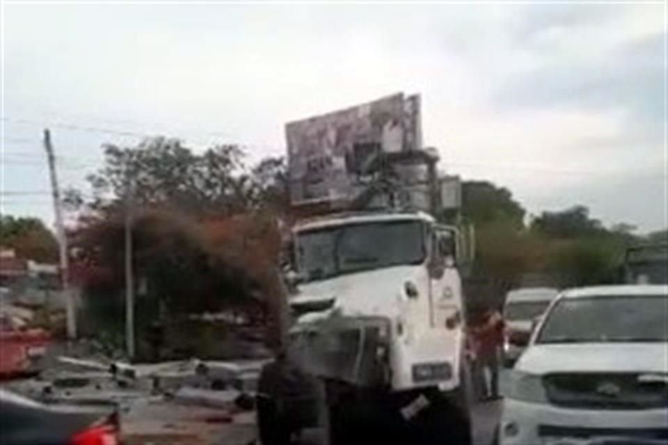 Un tráiler que trasladaba durmientes para el Tren Maya, chocó esta mañana en la carretera Playa del Carmen-Tulum en Quintana Roo.