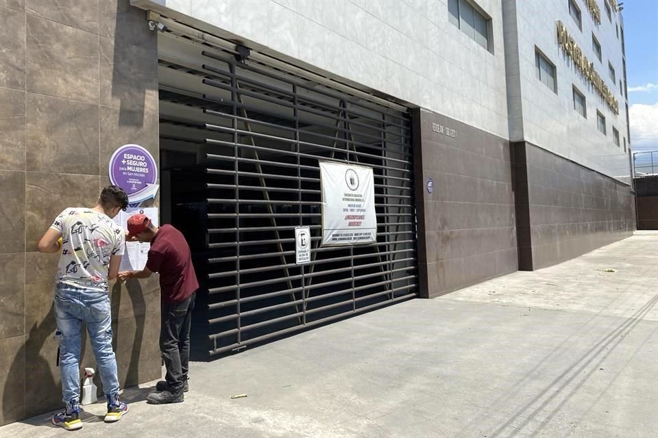 Personal del Consorcio Educativo Warden pega el amparo en la fachada.