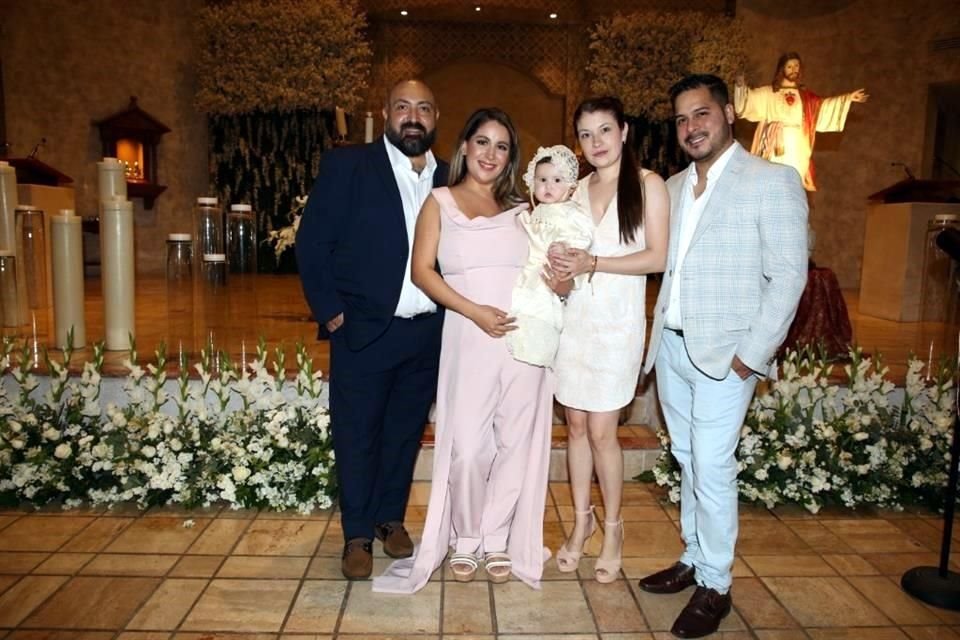 Manuel Tamez Miranda, Brenda Martínez de Tamez, Isabella Treviño Tamez, Evelyn Treviño y Alejandro Monsivais