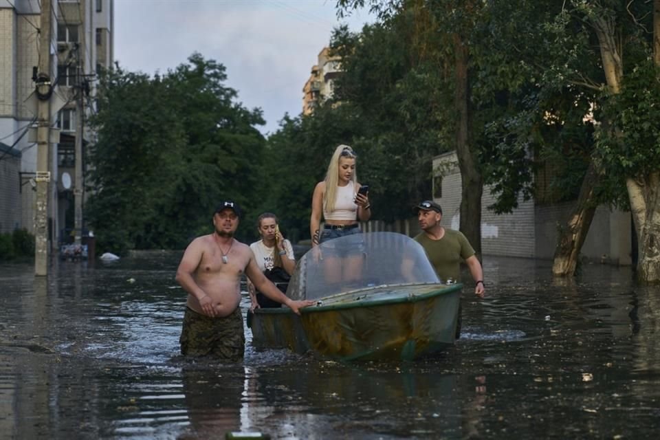 Rescatistas usaron botes para ayudar en la evacuación de la cuiudad inundada de Jersón.