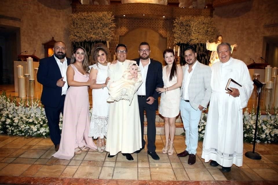 Manuel Tamez Miranda, Brenda Martínez de Tamez, Maythee Tamez Miranda, Padre Francisco Javier Vázquez, Isabella Treviño Tamez, Julio Treviño Díaz, Evelyn Treviño, Alejandro Monsivais y Padre Miguel Gu