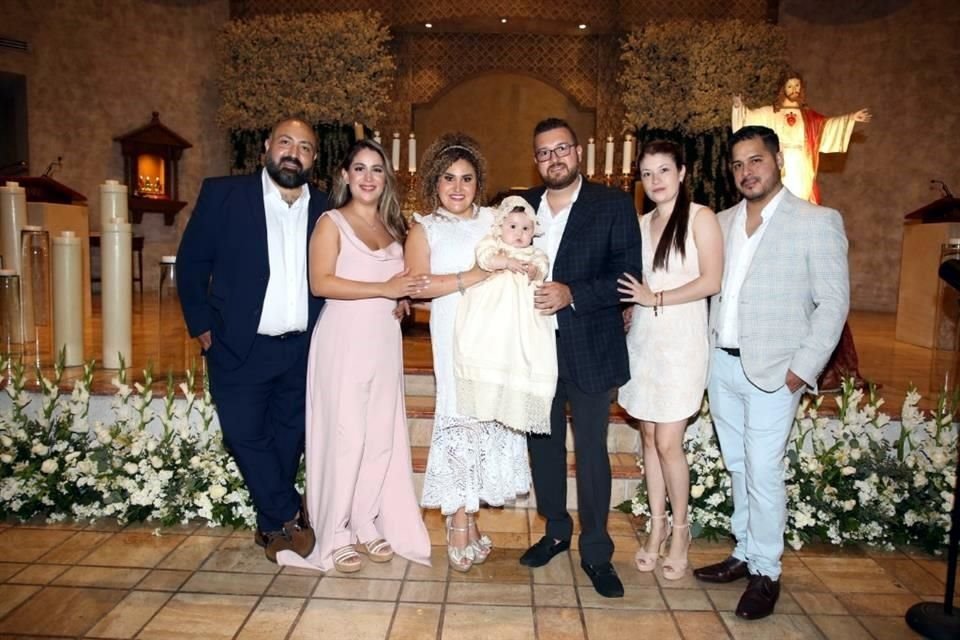 Manuel Tamez Miranda, Brenda Martínez de Tamez, Maythee Tamez Miranda, Isabella Treviño Tamez, Julio Treviño Díaz, Evelyn Treviño y Alejandro Monsivais