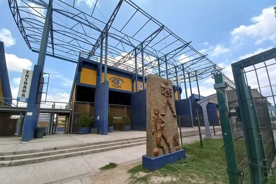 El Estadio Gaspar Mass ya comenzó a presentar desperfectos en sus estructuras.
