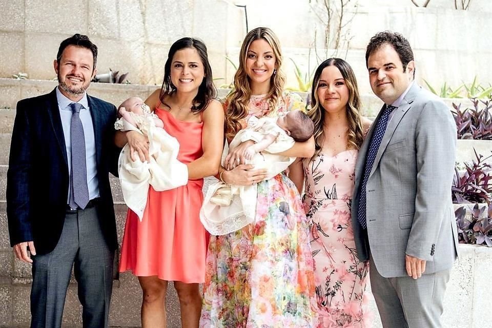 Gerardo Garza Sada, Balbina Garza Sada, Roberta Goicoechea de Garza, Fernanda Mayagoitia de Garza y Mauricio Garza Sada, con las bautizadas