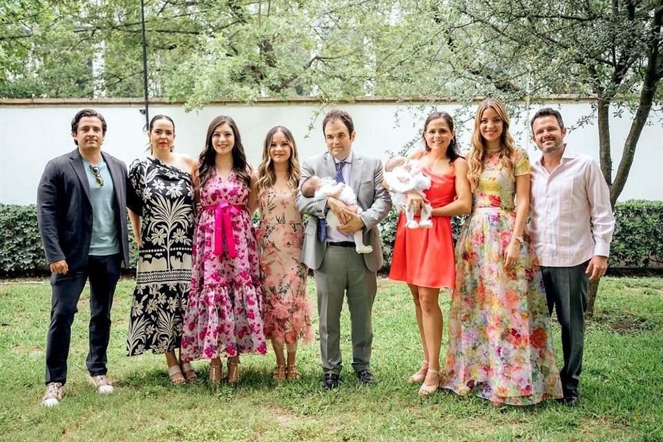 Jaime Gutiérrez, Carmen Díaz de Gutiérrez, Andrea Mayagoitia, Fernanda Mayagoitia de Garza, Mauricio Garza Sada, Balbina Garza Sada, Roberta Goicoechea de Garza y Gerardo Garza Sada con las bautizadas