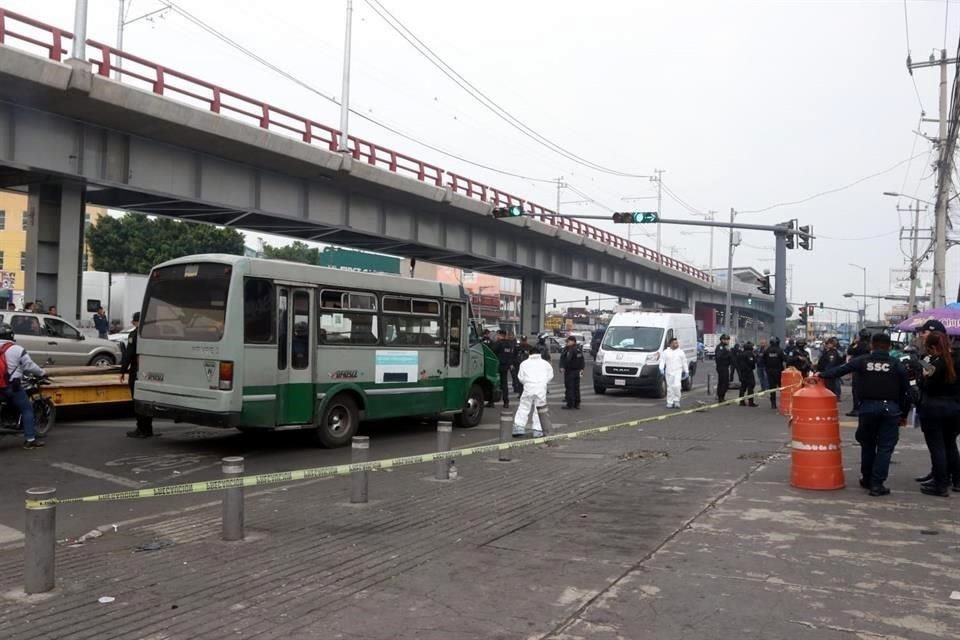 Dos sujetos subieron a un microbús de la ruta 14 y dispararon directamente contra una mujer, en Iztapalapa.