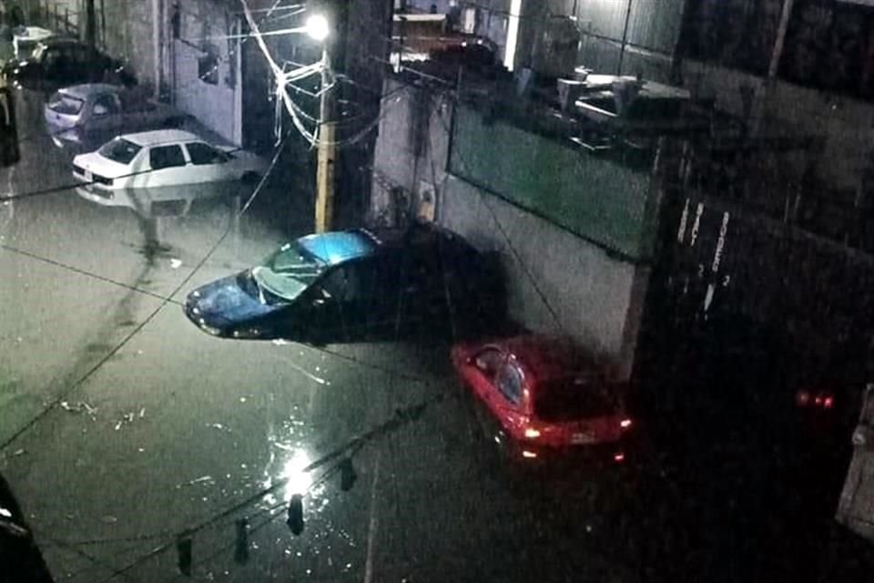 Luego de varias horas de lluvia, Naucalpan registró inundaciones en varias avenidas y escurrimientos en el Río Hondo.