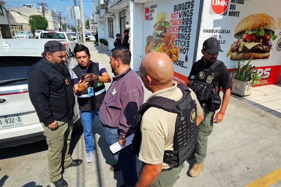 Personal de Medio Ambiente fue enfrentado por elementos de la Fiscalía afuera de un negocio en Mitras.