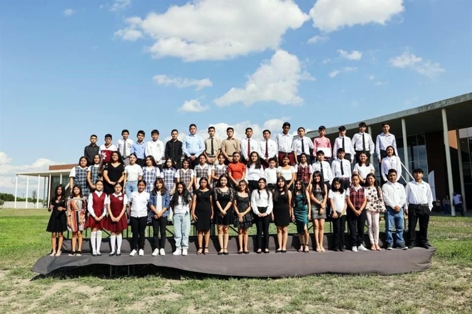 Estudiantes becados de secundarias de Pesquería, de segundo y tercer grado, a quienes se les entrega el apoyo a través de la Secretaría de Educación.