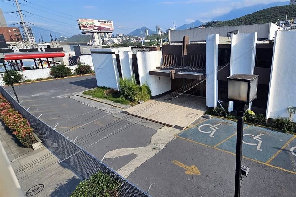 Tras albergar las capillas 49 años, el inmueble del 560 de la Avenida San Jerónimo está ahora a la espera de un nuevo proyecto.