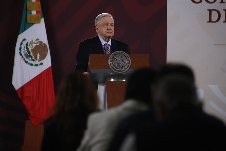 El Presidente en conferencia de prensa.