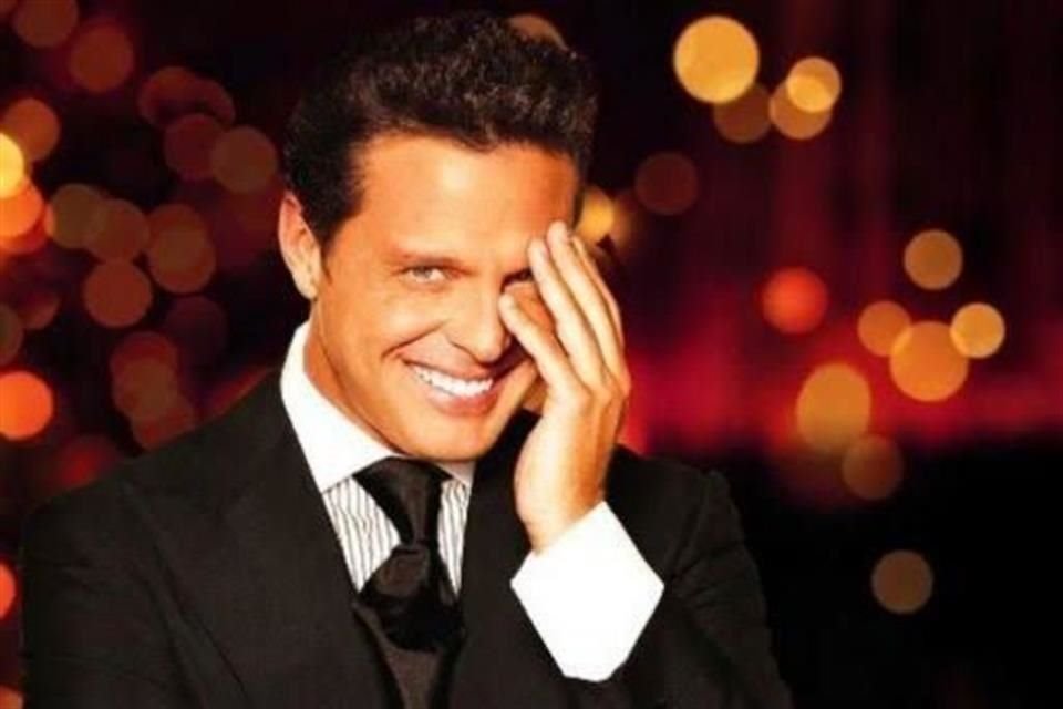 Luis Miguel presumió, en sus redes sociales, la portada de una revista que muestra fotos de él en compañía de Paloma Cuevas.