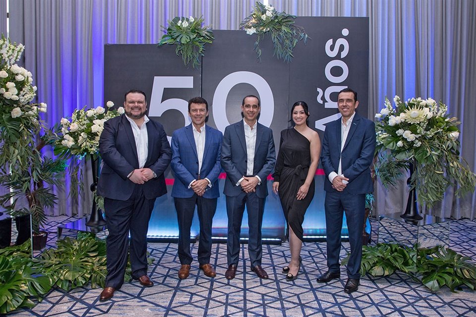 Ramiro García, Silvano Solís, Xavier Toussaint Nasta, Alejandra Torres y Vicente Torres, equipo Directivo U-calli.