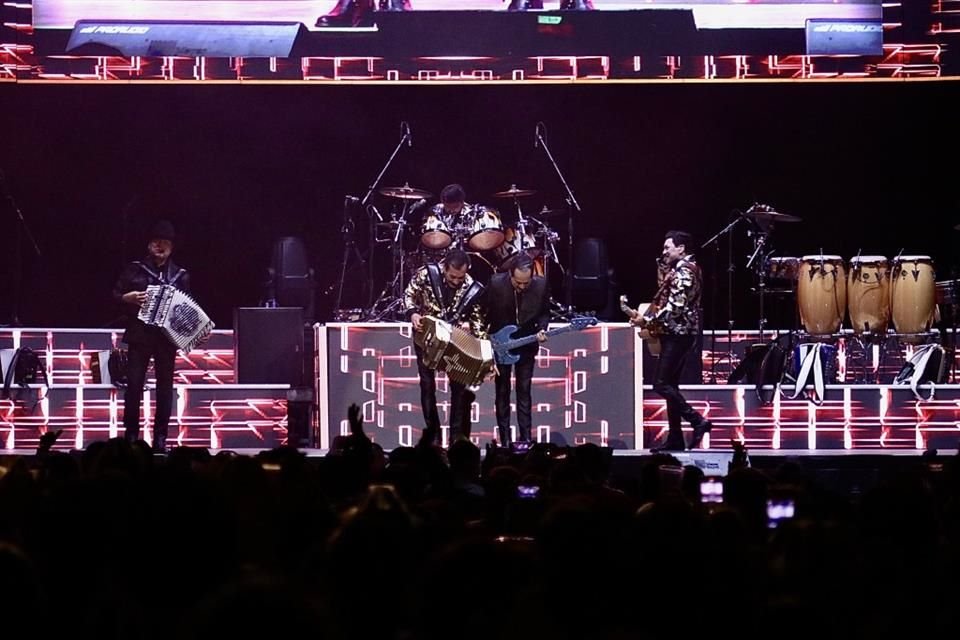 Los Tigres del Norte brindaron una selección de cinco décadas de música.