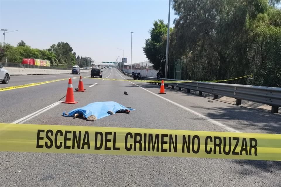 Elementos de la Guardia Nacional resguardaron el cuerpo del joven, quien según informes, se le vio caminando en el techo de lámina del puente peatonal.