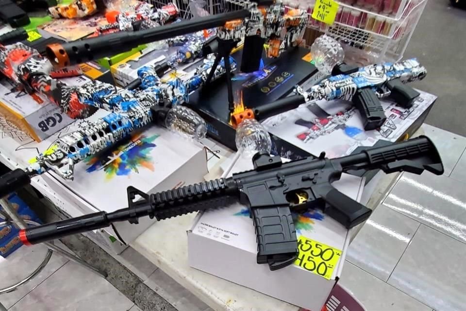 Colgadas sobre aparadores en decenas de locales, replicas de armas de fuego largas y cortas son ofrecidas como juguetes en el corredor comercial de Colegio Civil, en pleno centro de Monterrey.