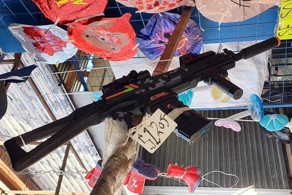 Una replica de un arma AK-47 conocida como 'cuerno de chivo' se puede conseguir desde 520 pesos en uno de los múltiples puestos que ofrecen este tipo de mercancía.