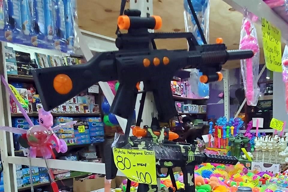 Estas armas de juguete son llamadas pistolas de hidrogel, que lanzan pequeñas bolitas de gel que estallan al hacer contacto con objetos y dejan una mancha de colores.