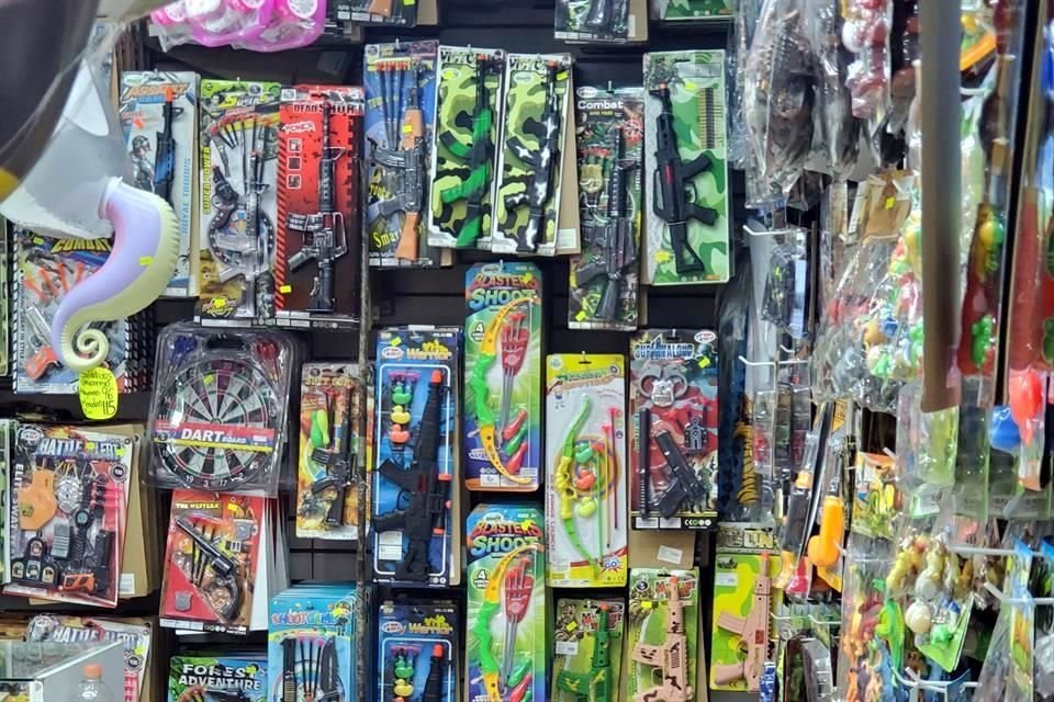 En un recorrido realizado por Colegio Civil y calles aledañas, en donde abunda el comercio informal, se detectaron decenas de jugueterías que ofrecen este tipo de pistolas realistas.